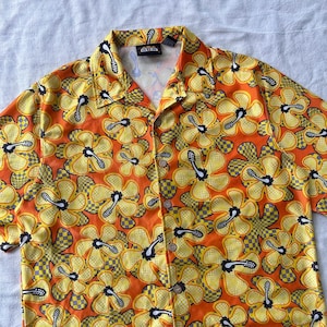 Vintage Y2K trippy floral button up shirt (M) Orange yellow hibiscus flowers Hawaiian collared 100% polyester ODO