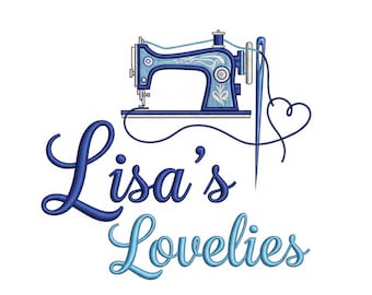 Op de afbeelding: Een blauw en wit geborduurd logo met een vintage naaimachine, een naald met draad in de vorm van een hart en de tekst "Lisa's Lovelies" in een scriptlettertype. Het ontwerp staat op een witte achtergrond.