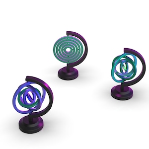 Puede incluir: Tres globos decorativos con dise&ntilde;os abstractos. Los globos son de metal y tienen una base negra. Los dise&ntilde;os son en tonos de verde, azul y morado.