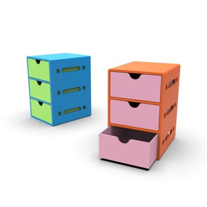 Puede incluir: Dos juegos de cajones de madera de colores. Un juego es azul con cajones verdes y el otro es naranja con cajones rosas.