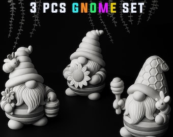 Può includere: Un set di tre statuette di gnomi non dipinte. Ogni gnomo ha una lunga barba bianca, abiti a righe e un cappello alto. Uno gnomo tiene in mano un fiore, un altro un girasole e il terzo un mestolo per il miele e un coniglietto. Il testo "3 PCS GNOME SET" è in alto.