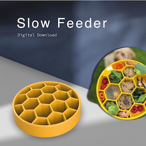 Puede incluir: Tazón amarillo para alimentación lenta con diseño de panal. El tazón está lleno de comida para perros, verduras y frutas. El texto "Slow Feeder" está escrito en negro en la parte superior de la imagen. El texto "Digital Download" está escrito en negro debajo del texto "Slow Feeder".