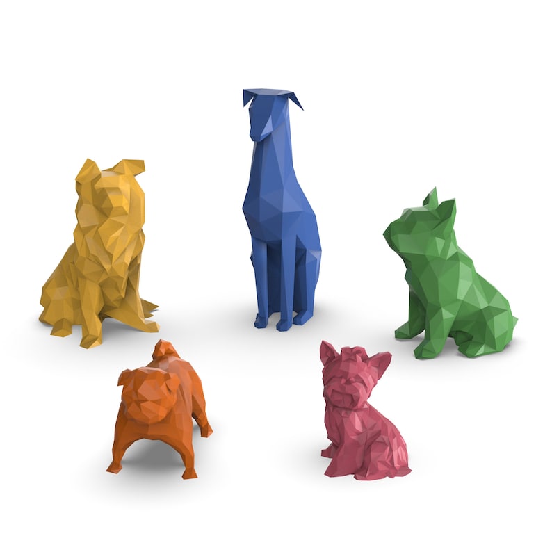 Puede incluir: Cinco figuritas de perro de papel origami en diferentes colores: amarillo, azul, verde, naranja y rosa. Los perros est&aacute;n sentados en varias poses.