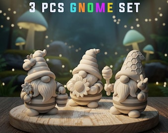Può includere: Un set di tre statuette di gnomi beige con corpi a righe e cappelli dettagliati. Uno tiene in mano un fiore, un altro un girasole e il terzo un mestolo per il miele. Il testo "3 PCS GNOME SET" è visualizzato sopra.