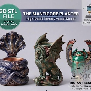 Può includere: Tre fioriere a tema fantasy. La prima è un vaso a forma di cobra in blu e bronzo. La seconda è un leone con le ali, in bronzo e verde. La terza è uno scarabeo con le ali, in verde, rosso e bronzo. Il testo recita "3D STL FILE DIGITAL DOWNLOAD" e "THE MANTICORE PLANTER".