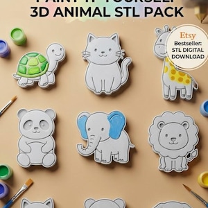 Op de afbeelding: Een digitaal downloadpakket met 3D-dierenfiguren zoals een schildpad, kat, giraf, panda, olifant en leeuw. De tekst luidt PAINT-IT-YOURSELF 3D ANIMAL STL PACK en Etsy Bestseller: STL DIGITAL DOWNLOAD. Verfpotjes en penselen zijn ook zichtbaar.