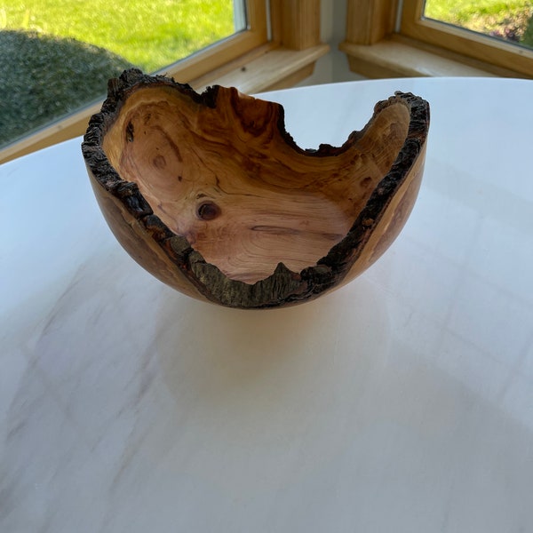 Bol en bois de cerisier tourné à la main avec inclusion d'écorce vive