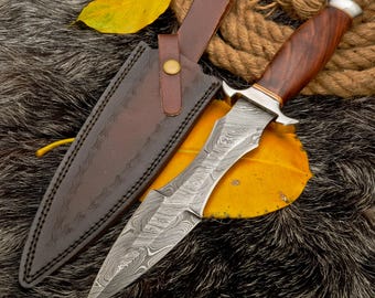 Handgjord bowie-kniv i damaskusstål: handtag i rosenträ, läderslida