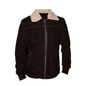 Può includere: Giacca in pelle scamosciata marrone scuro con colletto soffice color crema. La giacca ha una chiusura con cerniera e due piccole tasche. Le cuciture sono visibili in un marrone più chiaro. Capo di abbigliamento classico.