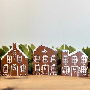 SET von 5 Handbemalten Holz Lebkuchen Häuser Weihnachtsdorf Weißes glitzerndes Dach