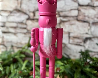 Quebra-nozes rosa colorido pintado à mão