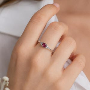 Bague en or blanc 18 carats et rubis : style Art déco fait main