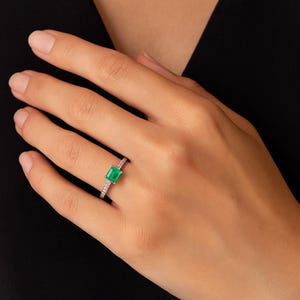 18K Smaragd Verlobungsring, Natürlicher Smaragd Ring, Smaragd Quadratring für Sie, Smaragd Stapelring, einzigartiger Diamant Smaragdring