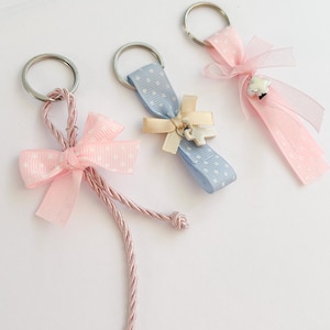 Portachiavi con bomboniere per battesimo Martyrika – Spille per testimoni greco-ortodossi – Ricordi per baby shower e battesimo – Martyrika rosa e blu con ciondoli
