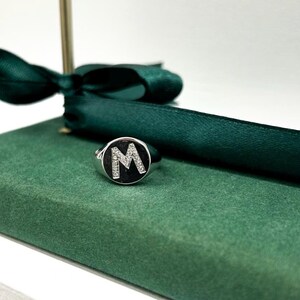 Anillo de monograma personalizado con circonitas - Anillo con inicial personalizada / Anillo de sello de plata / Regalo para ella / Joyería con letras / Regalo personalizable