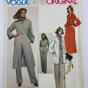 Könnte beinhalten: Vintage Vogue Paris Original Schnittmuster mit drei verschiedenen Designs von Emanuel Ungaro. Das Schnittmuster ist für einen langen, weiten Hosenanzug mit einem langen Mantel, einer kürzeren Jacke und einem Kleid.