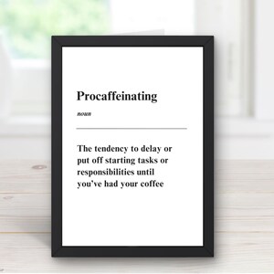 Puede incluir: Una impresión enmarcada en blanco y negro con la palabra "Procaffeinating" definida como "La tendencia a retrasar o posponer el inicio de tareas o responsabilidades hasta que hayas tomado tu café."