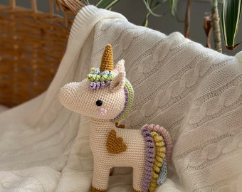 Jouet licorne au crochet