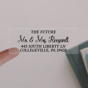 Könnte beinhalten: Ein transparentes Rücksendeetikett mit dem Text "THE FUTURE"  "Mr. & Mrs. Roosevelt" "443 SOUTH LIBERTY LN" "COLLEGEVILLE, PA 19426"
