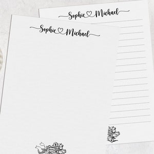 Könnte beinhalten: Zwei leere weiße Briefbögen mit liniertem Papier. Das obere Blatt trägt den Text "Sophie ♥ Michael" in schwarzer Schrift. Das untere Blatt zeigt eine Schwarzweißillustration eines Blumenstraußes.