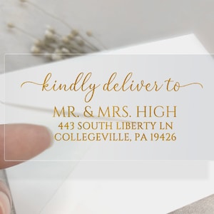 以下が含まれることがあります： 「kindly deliver to MR. & MRS. HIGH 443 SOUTH LIBERTY LN COLLEGEVILLE, PA 19426」と金色で書かれた透明なプラスチック製の住所ラベル
