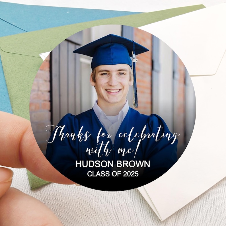 Peut inclure: Autocollant rond de remerciement pour la remise de dipl&ocirc;me avec une photo d'un dipl&ocirc;m&eacute; portant une toque et une robe bleues. Le texte indique "Merci d'avoir c&eacute;l&eacute;br&eacute; avec moi ! HUDSON BROWN CLASSE DE 2025".