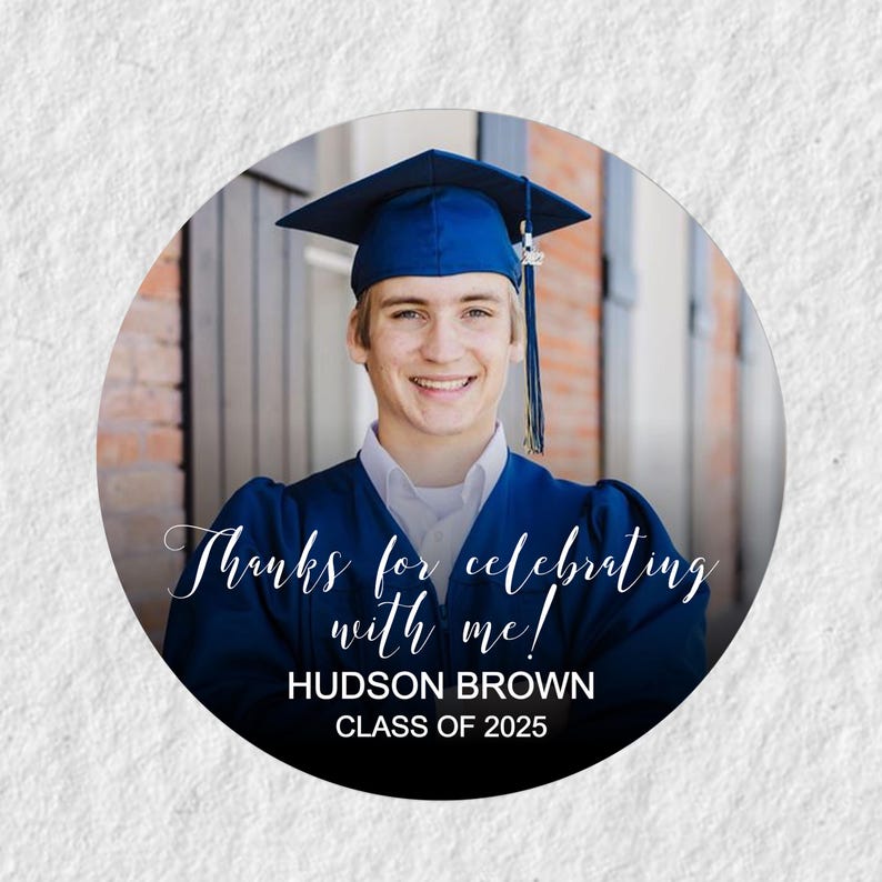 Peut inclure: Un autocollant rond avec une photo d'un dipl&ocirc;m&eacute; portant une toque et une robe bleues. Le texte sur l'autocollant est "Merci d'avoir c&eacute;l&eacute;br&eacute; avec moi !" "HUDSON BROWN" "CLASSE DE 2025".