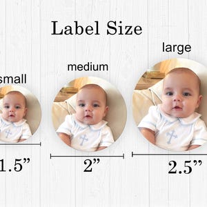 Op de afbeelding: Afbeelding met drie ronde labels met een babyfoto. De labels zijn gelabeld met "small" (3,8 cm), "medium" (5,1 cm) en "large" (6,4 cm). De tekst "Label Size" staat bovenaan de afbeelding.