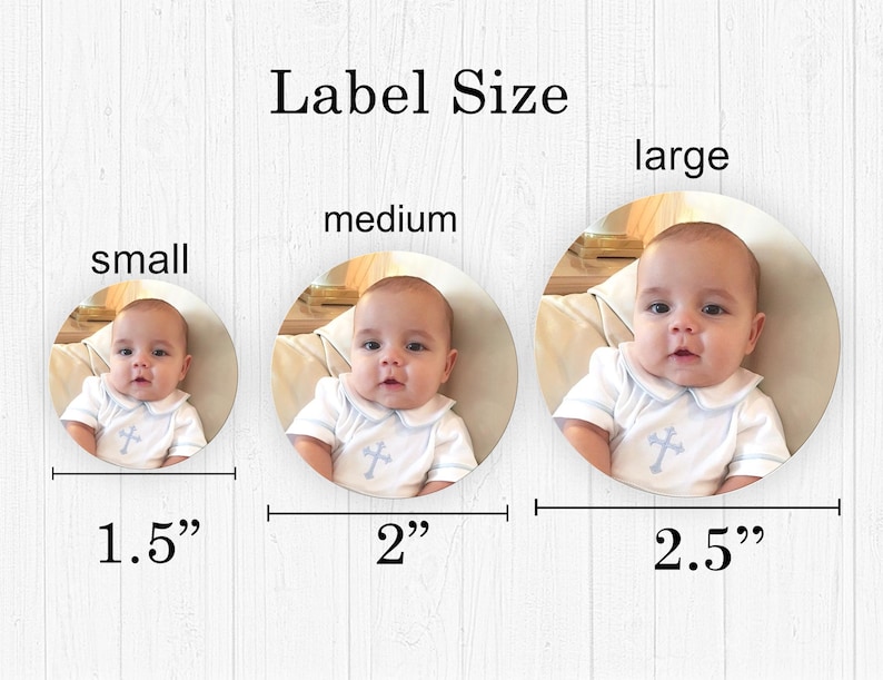 Op de afbeelding: Afbeelding met drie ronde labels met een babyfoto. De labels zijn gelabeld met "small" (3,8 cm), "medium" (5,1 cm) en "large" (6,4 cm). De tekst "Label Size" staat bovenaan de afbeelding.