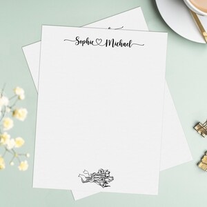 以下が含まれることがあります： 黒い花柄のデザインと「Sophie ♥ Michael」というテキストが上部に書かれた白いレターセットです。