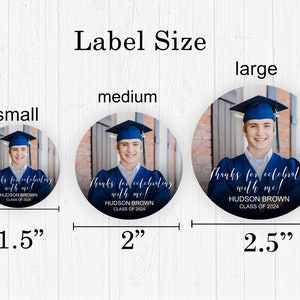 Peut inclure: Trois &eacute;tiquettes rondes pour f&ecirc;te de fin d'&eacute;tudes avec une photo d'un dipl&ocirc;m&eacute; portant une toque et une robe bleues. Les &eacute;tiquettes mesurent 1,5 pouce, 2 pouces et 2,5 pouces de diam&egrave;tre. Le texte sur les &eacute;tiquettes indique "Merci d'avoir c&eacute;l&eacute;br&eacute; avec moi !" avec le nom du dipl&ocirc;m&eacute; et l'ann&eacute;e de sa classe.