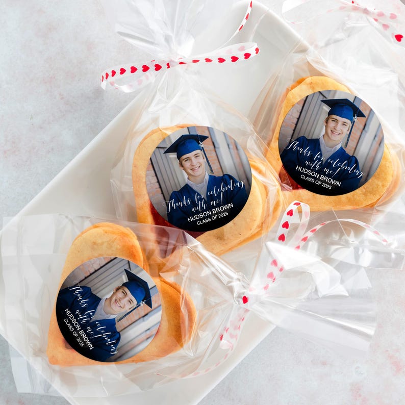 Peut inclure: Trois biscuits en forme de c&oelig;ur avec des photos de dipl&ocirc;m&eacute;s et le texte "Merci de c&eacute;l&eacute;brer avec moi !"  "HUDSON BROWN"  "CLASSE DE 2025" sur chaque biscuit.