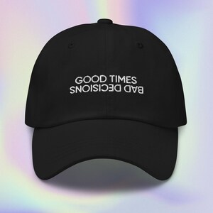 Puede incluir: Gorra de béisbol negra con texto bordado en blanco que dice "BAD DECISIONS GOOD TIMES".