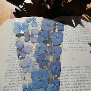 handgefertigtes Lesezeichen aus blauer Hortensie