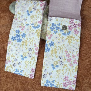 Travel toothbrush pouch made of waterproof cotton and absorbent sponge