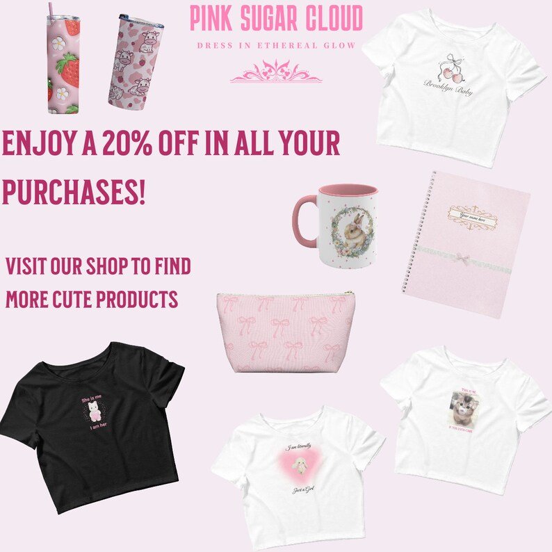 Op de afbeelding: Een verzameling roze en witte producten met schattige dierillustraties. De producten omvatten een T-shirt, een mok, een notitieboek, een toilettas en een beker. De tekst "PINK SUGAR CLOUD" en "ENJOY A 20% OFF IN ALL YOUR PURCHASES!" staat op de afbeelding.