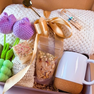 Hug in a Box Mom Gift Set Thinking of You Box Cozy Care Package Self Care Basket Blanket Gift Box Cozy Gift Encouragement Gift Employee Gift