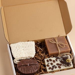 Handmade Coffee Lovers Gift Box with coffee-bean shaped candle, natural soap with soap bag, and a coffee-scented sachet. Cozy mini spa gift set for women, perfect for birthdays, thank-you gifts, relaxation, and coffee lovers. Beautifully arranged in a gift box, ready to send.