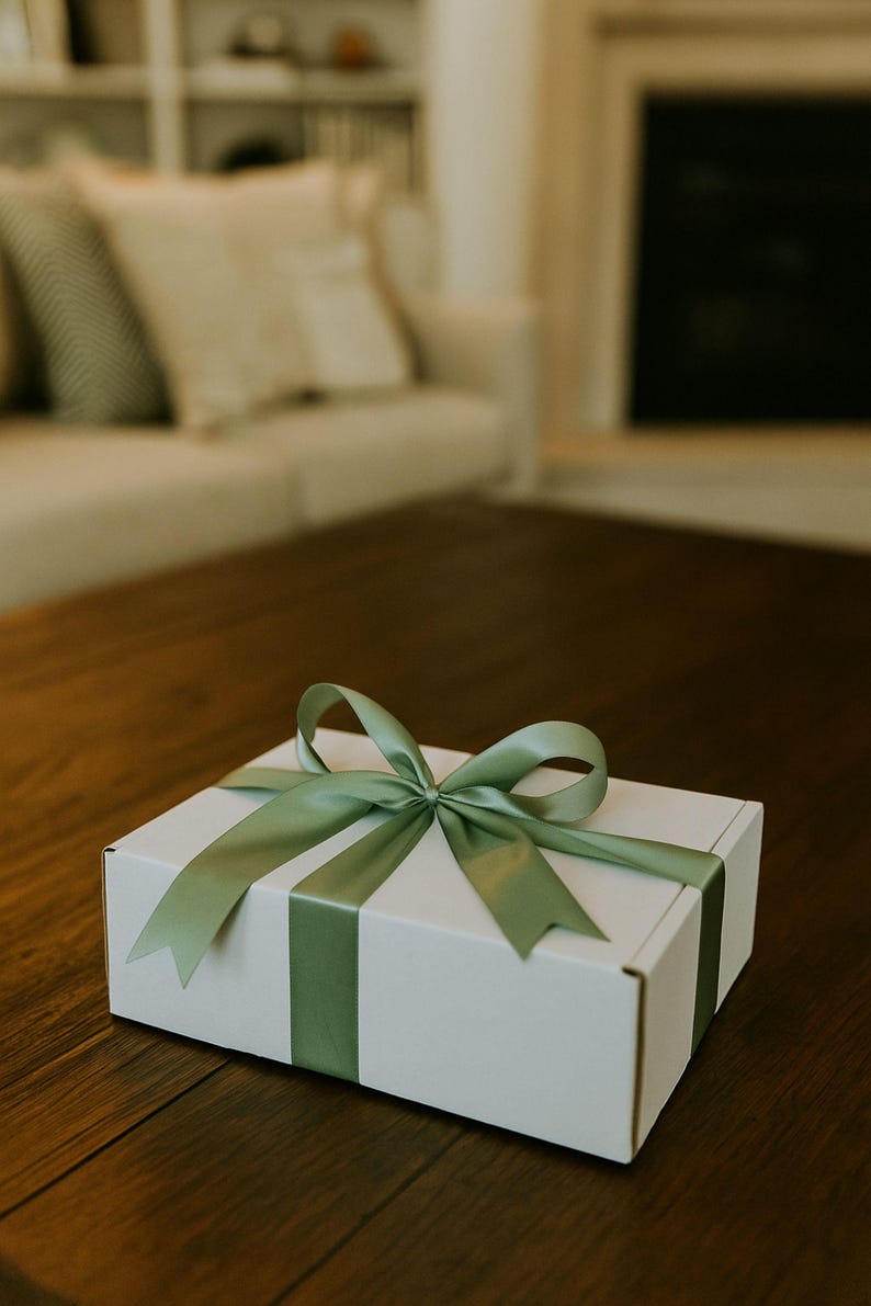 Handmade Coffee Lovers Gift Box with coffee-bean shaped candle, natural soap with soap bag, and a coffee-scented sachet. Cozy mini spa gift set for women, perfect for birthdays, thank-you gifts, relaxation, and coffee lovers. Beautifully arranged in a gift box, ready to send.