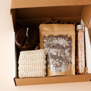 Handmade Coffee Lovers Gift Box with coffee-bean shaped candle, natural soap with soap bag, and a coffee-scented sachet. Cozy mini spa gift set for women, perfect for birthdays, thank-you gifts, relaxation, and coffee lovers. Beautifully arranged in a gift box, ready to send.