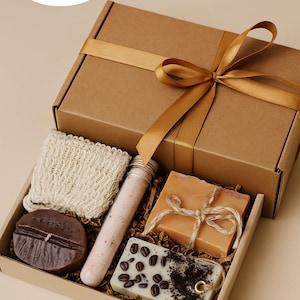 Handmade Coffee Lovers Gift Box with coffee-bean shaped candle, natural soap with soap bag, and a coffee-scented sachet. Cozy mini spa gift set for women, perfect for birthdays, thank-you gifts, relaxation, and coffee lovers. Beautifully arranged in a gift box, ready to send.