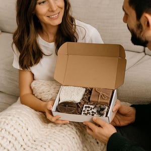 Handmade Coffee Lovers Gift Box with coffee-bean shaped candle, natural soap with soap bag, and a coffee-scented sachet. Cozy mini spa gift set for women, perfect for birthdays, thank-you gifts, relaxation, and coffee lovers. Beautifully arranged in a gift box, ready to send.