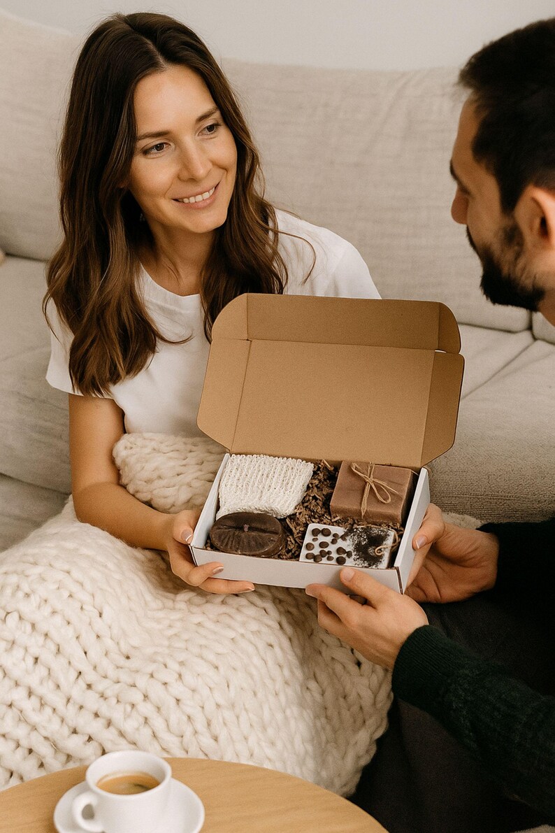 Handmade Coffee Lovers Gift Box with coffee-bean shaped candle, natural soap with soap bag, and a coffee-scented sachet. Cozy mini spa gift set for women, perfect for birthdays, thank-you gifts, relaxation, and coffee lovers. Beautifully arranged in a gift box, ready to send.