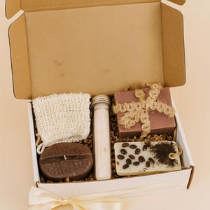 Handmade Coffee Lovers Gift Box with coffee-bean shaped candle, natural soap with soap bag, and a coffee-scented sachet. Cozy mini spa gift set for women, perfect for birthdays, thank-you gifts, relaxation, and coffee lovers. Beautifully arranged in a gift box, ready to send.