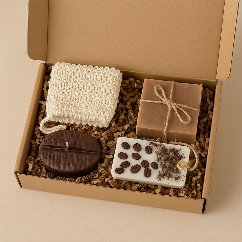 Flat-lay photo of handmade spa set including coffee bean candle, natural artisan soap, exfoliating soap bag, and coffee-scented sachet. Cozy coffee-themed gift box for her, ideal for birthdays, self-care, and thank-you gifts.