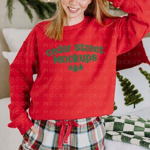 Gildan 18000 Sweatshirt Mockup | Rotes Gildan Sweatshirt | G180 Modell | Weihnachtspyjama Mockup | Weihnachtspullover | Oversized Rundhalsausschnitt