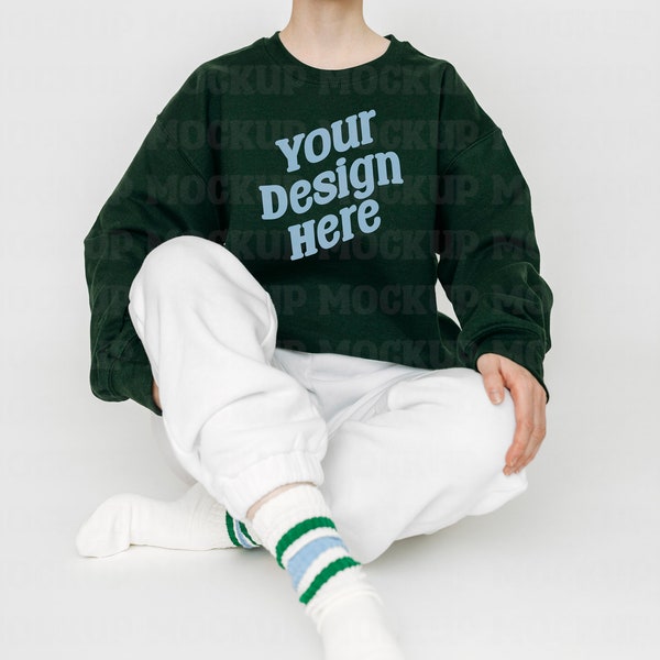 Gildan 18000 Grün Sweatshirt Mockup | G180 Rundhals Mockup | Sweatshirt | Gildan Modell | Retro Socken | Einfacher weißer Hintergrund