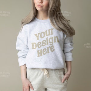 Gildan 18000 Ash Sweatshirt Mockup: Neutral Beige Hintergrund (Digitaler Download)