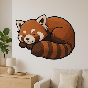 Może przedstawiać: Kreskówkowa ilustracja śpiącej pandy rudej. Panda ruda jest zwinięta, z zamkniętymi oczami i spokojnym wyrazem twarzy. Sierść to mieszanka brązu, czerwieni i bieli, z paskowanym ogonem. Obraz jest na białym tle.