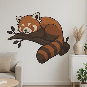 Może przedstawiać: Kreskówkowa ilustracja śpiącej pandy rudej na gałęzi drzewa. Panda ruda ma brązowe i białe futro z paskowanym ogonem. Gałąź jest brązowa z zielonymi liśćmi. Obraz jest naklejką ścienną.
